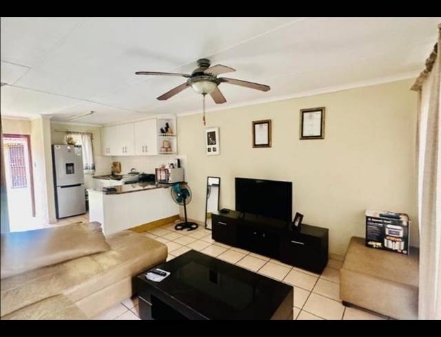 2 BEDROOM TOWNHOUSE FOR SALE IN VELD EN VLEI